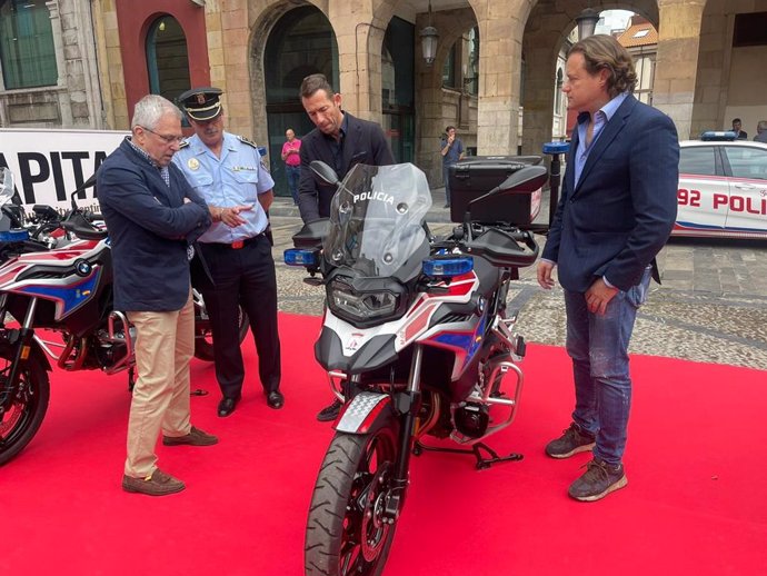 Presentación de nuevas  motos para la Policía Local de Gijón, en la plaza Mayor