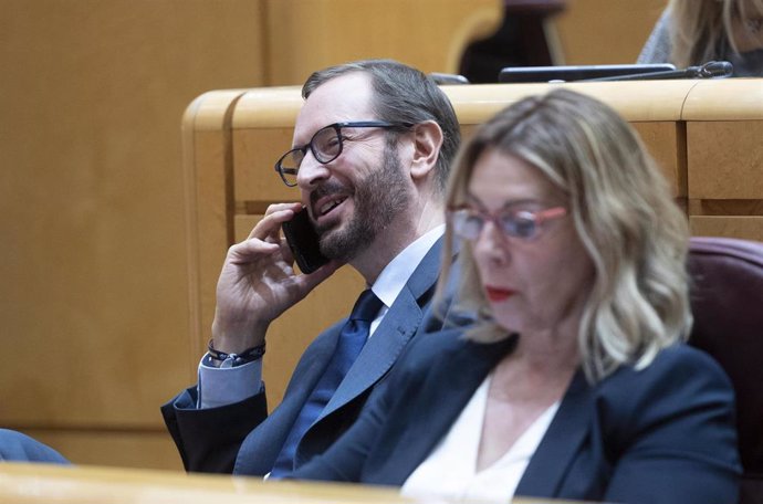 El portavoz del Grupo Parlamentario Popular en el Senado, Javier Maroto, habla por teléfono en una sesión de control al Gobierno en el Senado, a 24 de mayo de 2022, Madrid (España). El Grupo Parlamentario Nacionalista pide hoy al Ejecutivo "una valoraci