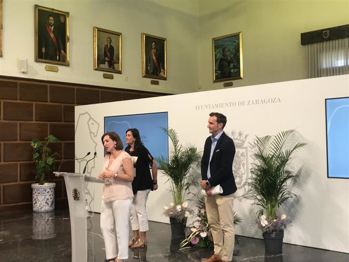 La vicealcaldesa de Zaragoza, Sara Fernández; la concejal de Educación, Paloma Espinosa, junto al consejero municipal de Participación Ciudadana, Javier Rodrigo.