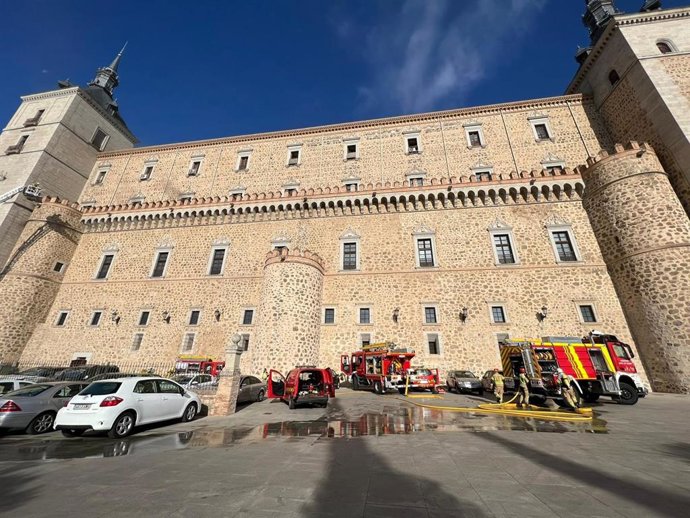 El incendio en el Alcázar de Toledo que se ha declarado este lunes ha quedado extinguido