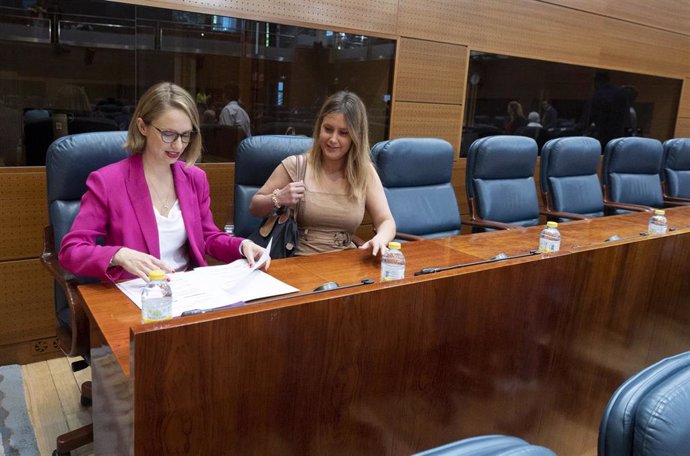 Archivo - Las portavoces de Unidas Podemos en la Asamblea de Madrid, Carolina Alonso (i), y Alejandra Jacinto, en una sesión plenaria, en la Asamblea de Madrid, a 19 de mayo de 2022, en Madrid (España). El pleno gira en torno a la Proposición de Ley de 