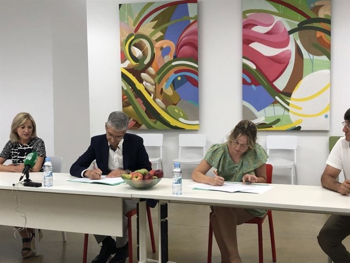 El director de los Servicios Territoriales de la Conselleria de Educación de Lleida, Caudi Vidal, y la presidenta de Afrucat, Montse Baró, han firmado este lunes un convenio para desarrollar ciclos formativos con formación dual.