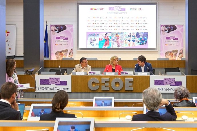 José Hidalgo, presidente de ADESP, Fátima Báñez, presidenta de la Fundación CEOE y Roberto Bermúdez de Castro, director de Relaciones Institucionales y adjunto a la presidencia de LaLiga, durante la presentación de la red Sportnet 4 Women