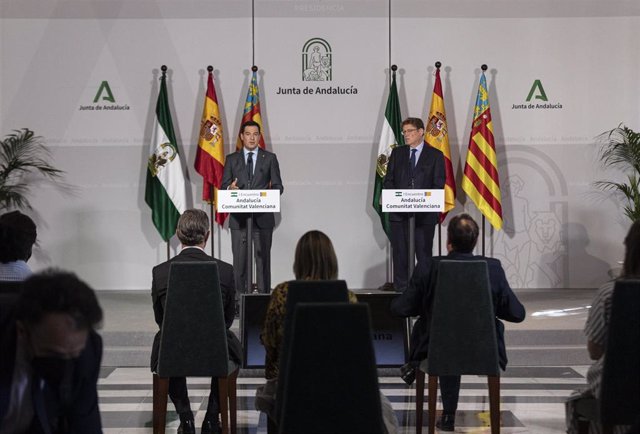 Archivo - El presidente de la Junta, Juanma Moreno (i), y el presidente de la Generalitat Valenciana, Ximo Puig (d), comparecen en rueda de prensa tras la reunión el I Encuentro Andalucía-Comunitat Valenciana