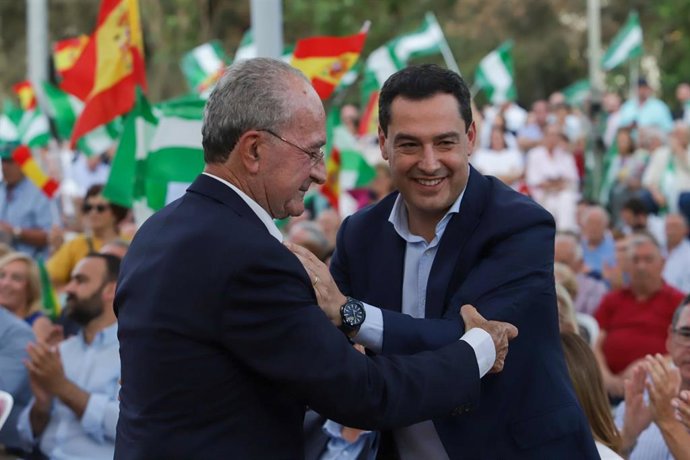 El presidente del PP-A y candidato a la Presidencia de la Junta, Juanma Moreno, en el inicio de la campaña junto al alcalde de Málaga, Francisco de la Torre 