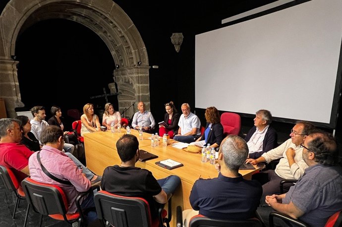 El presidente de la Diputación de Cáceres, Carlos Carlos, se reúne con representantes municipales de la mancomunidad Tajo-Salor