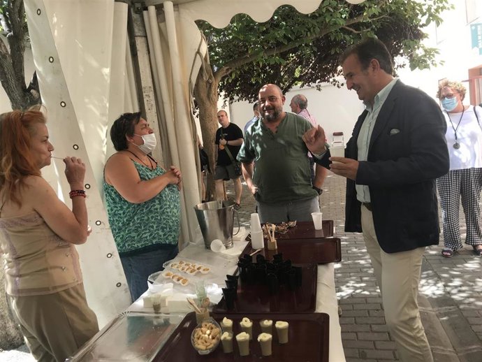 El consejero municipal de Acción Social, Ángel Lorén, en el albergue municipal