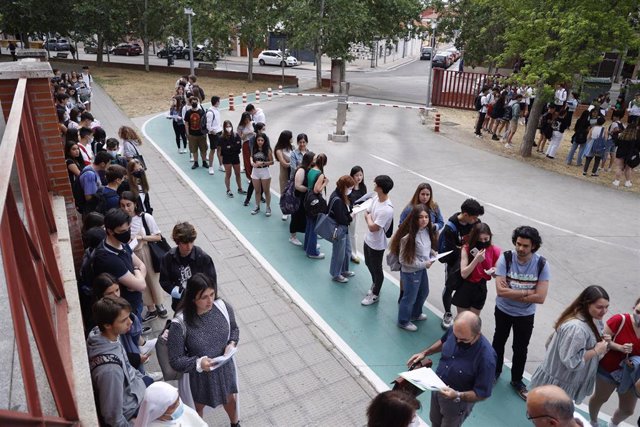 Estudiantes hacen cola para realizar las pruebas de acceso a la universidad 2022, a 8 de junio de 2022, en Valladolid, Castilla y León (España). 