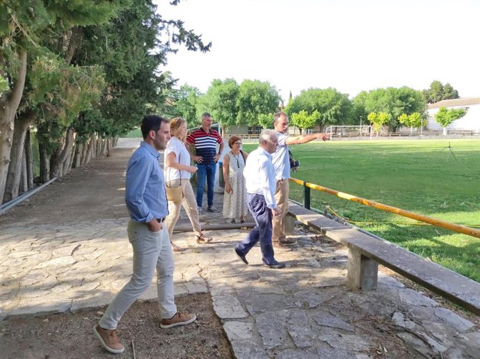 El presidente de la DPH visita a las instalaciones deportivas de Peralta de Alcofea.