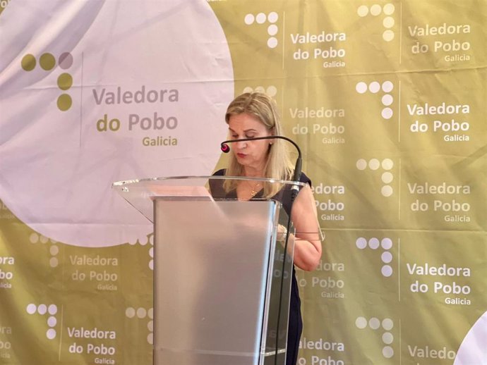 La valedora do Pobo, Dolores Fernández Galiño, en la presentación del informe de la defensoría gallega correspondiente a 2021