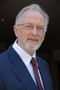 El investigador Enjuanes ve "absolutamente esencial" que se vacune contra la COVID-19 de manera intranasal