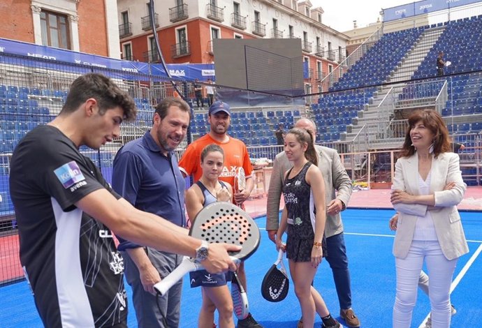 El alcalde de Valladolid, Óscar Puente, en la pista dl Máster de pádel junto a varios jugadores de pádel, entre ellos el vallisoletano Arturo Coello.
