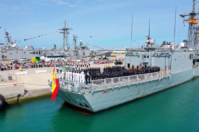 La fragata Canarias a su llegada al puerto de la Base Naval de Rota.