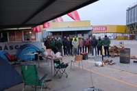 La plantilla de Zumosol cumple seis meses de acampada en las instalaciones de la empresa en Palma del Río (Córdoba)