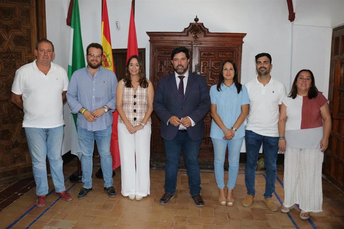 El alcalde de Lora con sus ediles