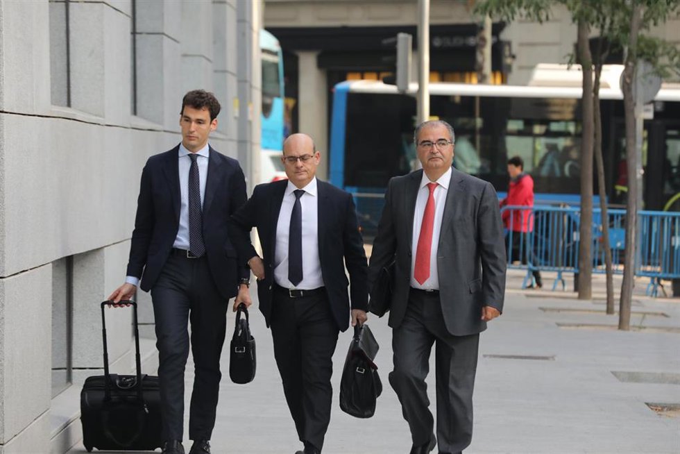 Archivo - El expresidente del Banco Popular, Ángel Ron (1d), a su llegada al Juzgado Central de Instrucción número 4 de la Audiencia Nacional, donde ha sido citado por el juez, José Luis Calama, por las presuntas irregularidades que llevaron a la quiebr