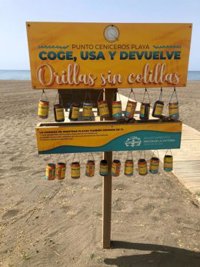Rincón de la Victoria pide no arrojar colillas en las playas y coloca latas recicladas para evitarlo
