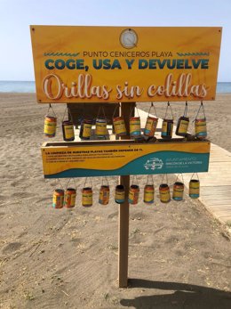 Latas para echar las colillas y no dejarlas en las playas de Rincón de la Victoria