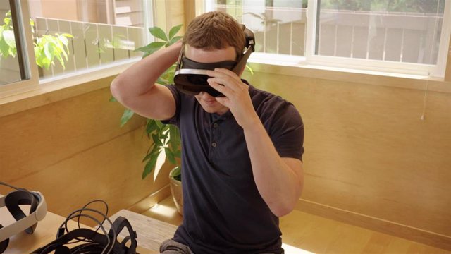 El CEO de Meta, Mark Zuckerberg, con un casco Holocake 2