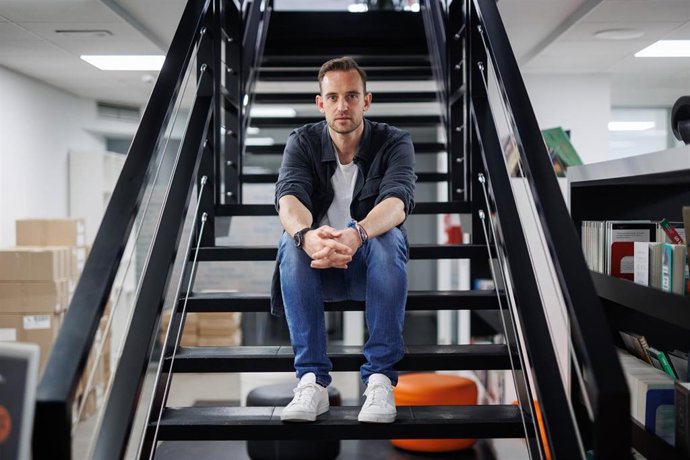 El escritor Jol Dicker posa después de una entrevista de Europa Press, en la Penguin Random House Grupo Editorial