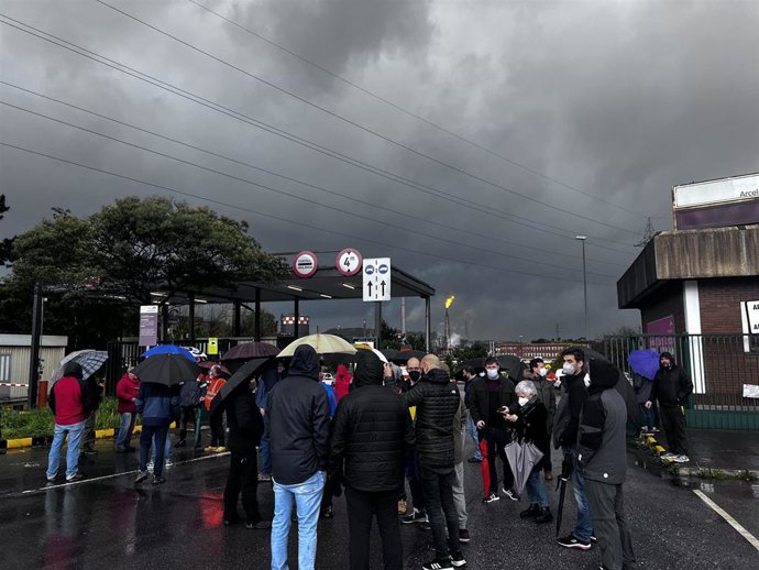 Archivo - Trabajadores de ArcelorMittal cortan el acceso a una de las factorías asturianas durante una nueva jornada de  huelga convocada por CCOO y CSI (Archivo)