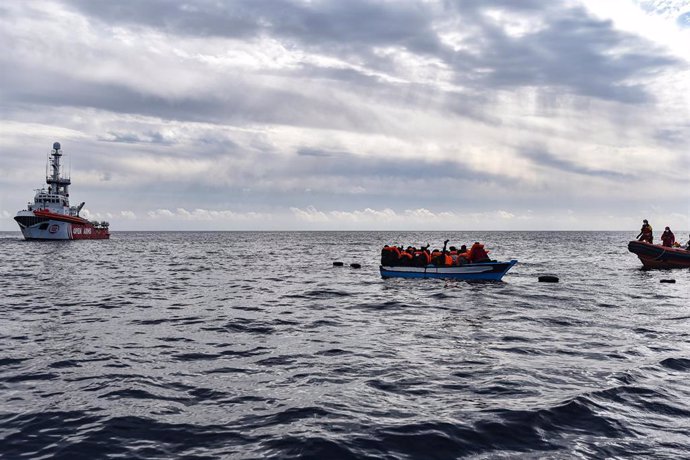 Archivo - Una embarcación del Open Arms se acerca a migrantes en un bote de madera, que salieron de las costas de Libia, frente a la costa, en el Mar Mediterráneo. 