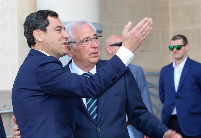 Archivo - El presidente de la Junta, Juanma Moreno (i) junto a Juan José Imbroda en 2019