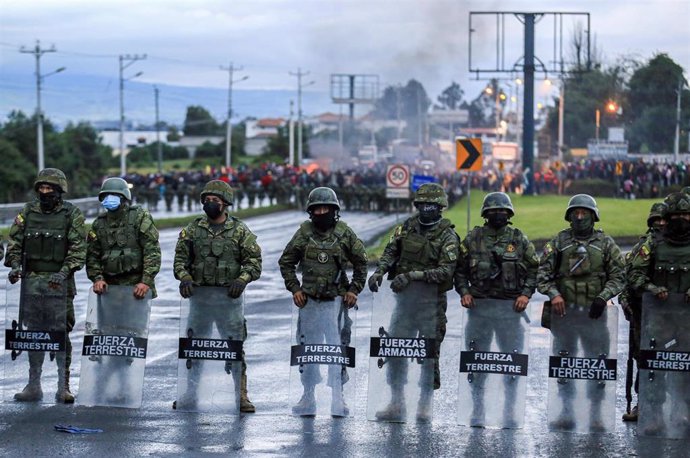 Agentes de las Fuerzas Armadas de Ecuador ante la llegada de una marcha de indígenas a la capital, Quito