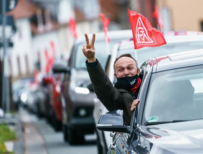 Archivo - 12 March 2021, Rhineland-Palatinate, Mainz: An IG Metall worker demonstrates in a a motorcade during a demonstration, as part of the ongoing warning strike by the IG Metall union to demand an income increase and job security. Photo: Andreas Ar