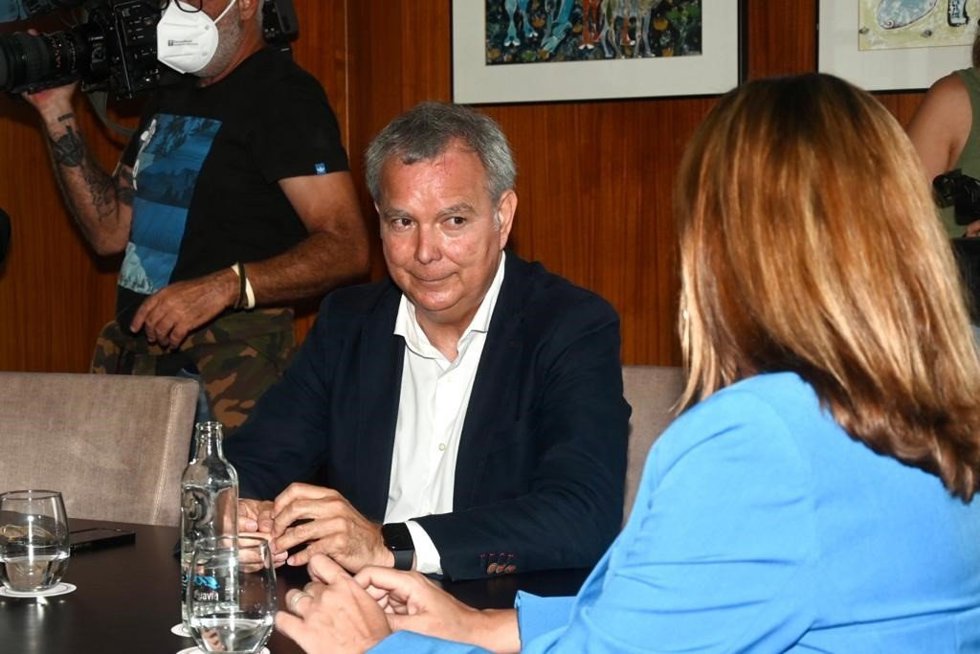 El consejero canario de Obras Públicas, Sebastián Franquis, en la reunión con la presidenta del Cabildo de Lanzarote,  María Dolores Corujo