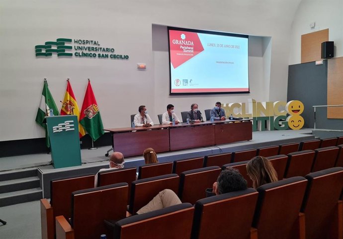 Reunión científica con especialistas en angiología y cirugía vascular, con la asistencia del delegado del Gobierno andaluz en funciones en Granada, Indalecio Sánchez-Montesinos