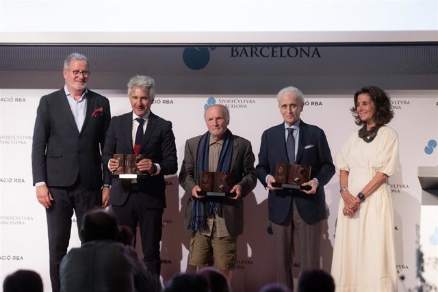 El presiente de Sport Cultura Barcelona, Beto Agustí; la secretaria general de Sport Cultura Barcelona, Rocío de Aguilera; el directivo del F.C. Barcelona, Xavi Puig; el tenor, Josep Carreras y el pintor, Antonio López