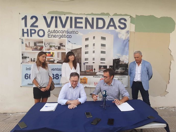La delegada de Urbanismo, Núria Hinojosa; el alcalde de Manacor, Miquel Oliver; el conseller de Movilidad y Vivienda, Josep Marí, y la directora general de Vivienda, Cristina Ballester, durante la firma de un convenio.