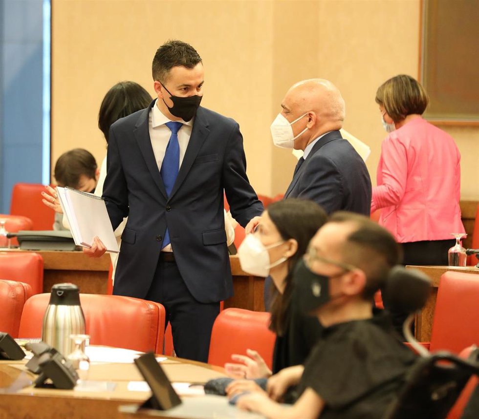 Archivo - El portavoz del Grupo Socialista en el Congreso, Héctor Gómez, conversando con el secretario de Estado de Relaciones con las Cortes en una Junta de Portavoces 