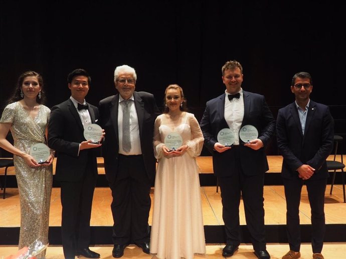 Los ganadores de los premios del primer Concurso Internacional de Canto Joan Pons.