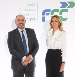 Pablo Colio y Esther Alcocer Koplowitz, CEO y presidenta de FCC, en la junta de accionistas de 2022