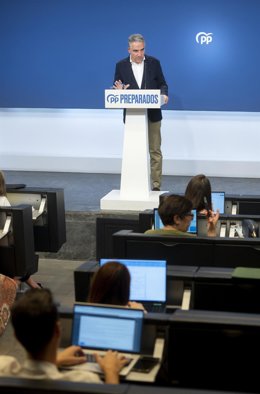 El coordinador general del PP y coordinador de campaña de PP-A, Elías Bendodo, comparece tras analizar los resultados de las elecciones andaluzas en la reunión del Comité de Dirección del PP, en la sede del partido, a 20 de junio de 2022, en Madrid (Esp