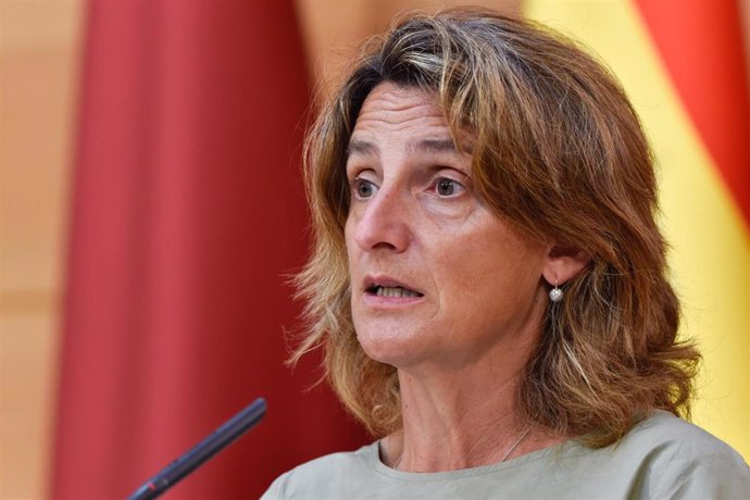 Archivo - La vicepresidenta tercera y ministra de Transición Ecológica y Reto Demográfico, Teresa Ribera, durante una rueda de prensa en el Palacio de San Esteban, a 25 de agosto de 2021, en Murcia (España). 