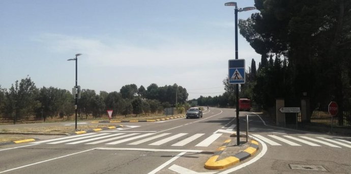 El primer paso de peatones inteligente en la red autonómica de carreteras ha sido instalado en la Travesía de Montañana , en la A-123.