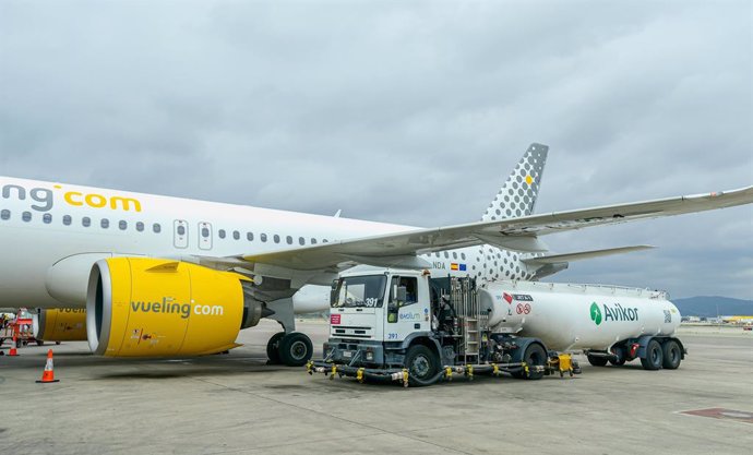 Un avión de Vueling repostado por Avikor.