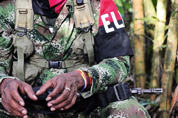 Miembro del Ejército de Liberación Nacional (ELN) sujeta un arma.