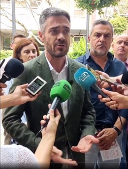 Archivo - Felipe Sicilia (PSOE) atiende a los medios en Almería
