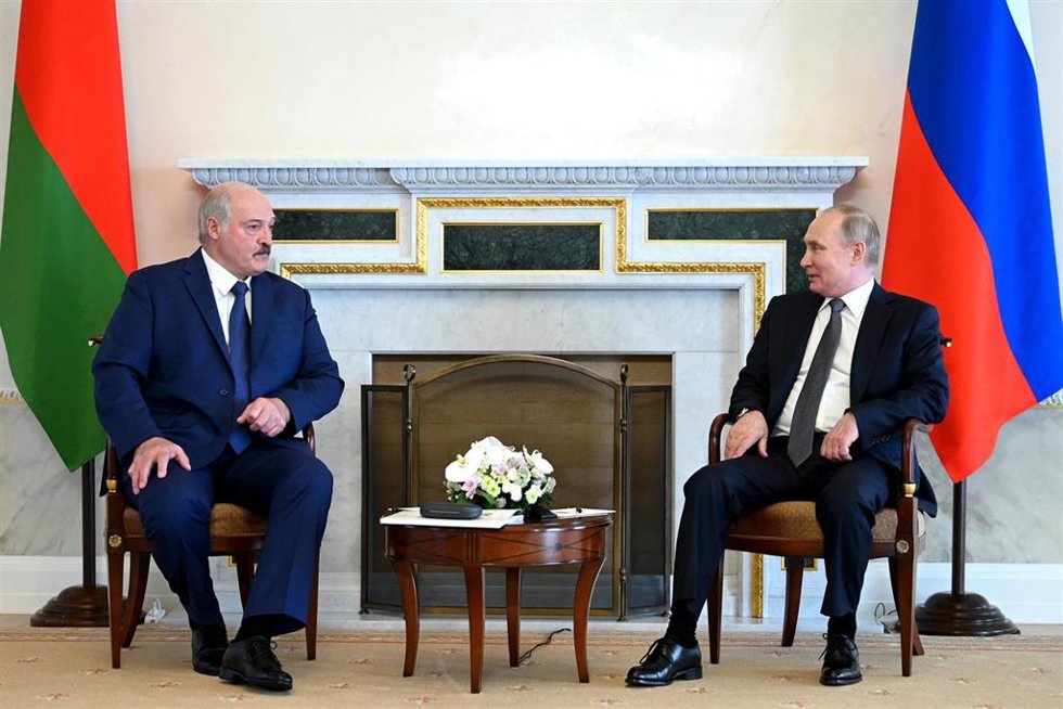 Archivo - Alexander Lukashenko y Vladimir Putin.