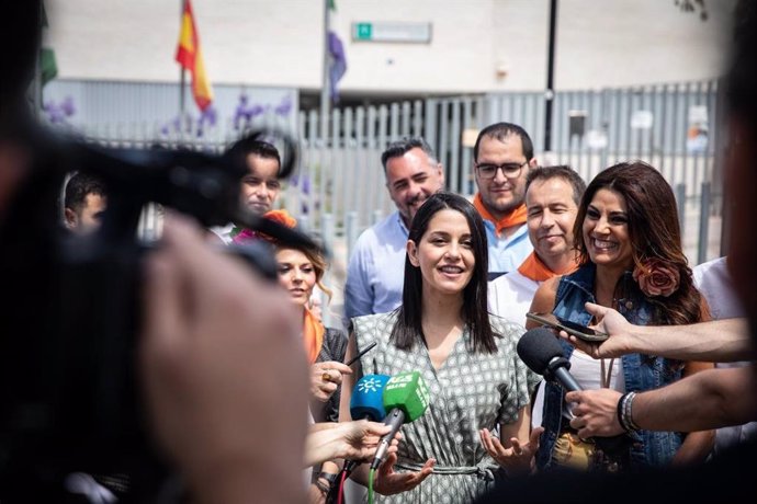 La presidenta de Ciudadanos (Cs), Inés Arrimadas, atiende a los medios de comunicación antes de asistir a la Romería de Las Lagunas de Mijas, acompañada de la candidata del partido liberal por la provincia de Málaga, Nuria Rodríguez.