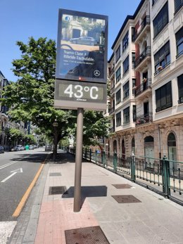 Archivo - Termómetro marca 43 grados al sol en Bilbao en plena alerta naranja por temperaturas altas