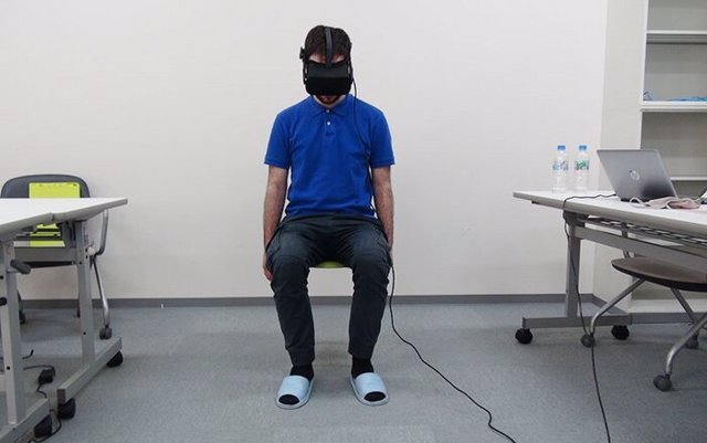 El usuario permanece sentado mientras observa su cuerpo virtual.
