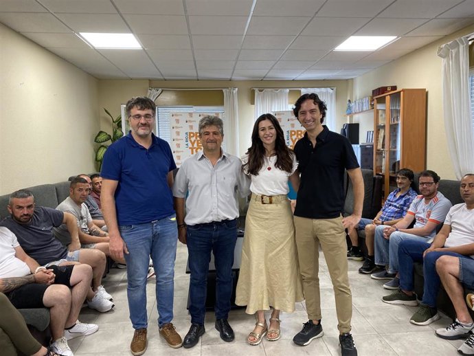 El escritor Andrés Pasucal en compaña de Marila de EBS en la comunidad terapéutica de Proyecto Hombre