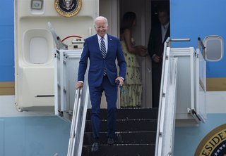 Archivo - El presidente de Estados Unidos, Joe Biden, baja del avión presidencial en la ciudad de Los Ángeles