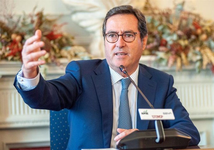 Antonio Garamendi, Presidente de la CEOE, durante su intervención en el curso de verano celebrado por la APIE en la sede de la UIMP en Santander.