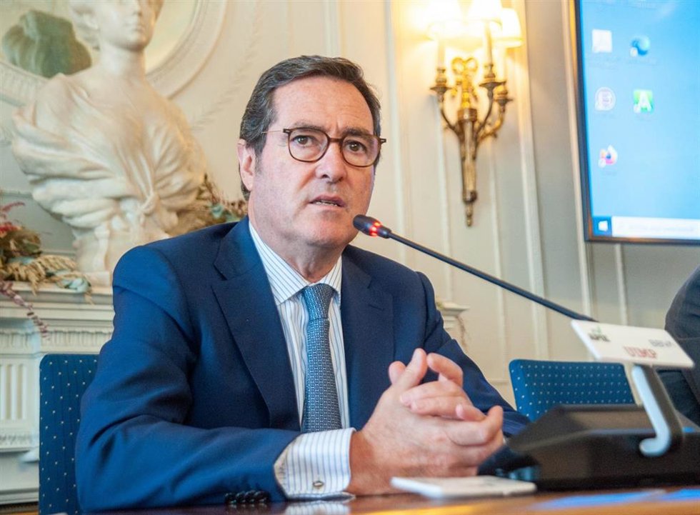 Antonio Garamendi, Presidente de la CEOE, durante su intervención en el curso de verano celebrado por la APIE en la sede de la UIMP en Santander.